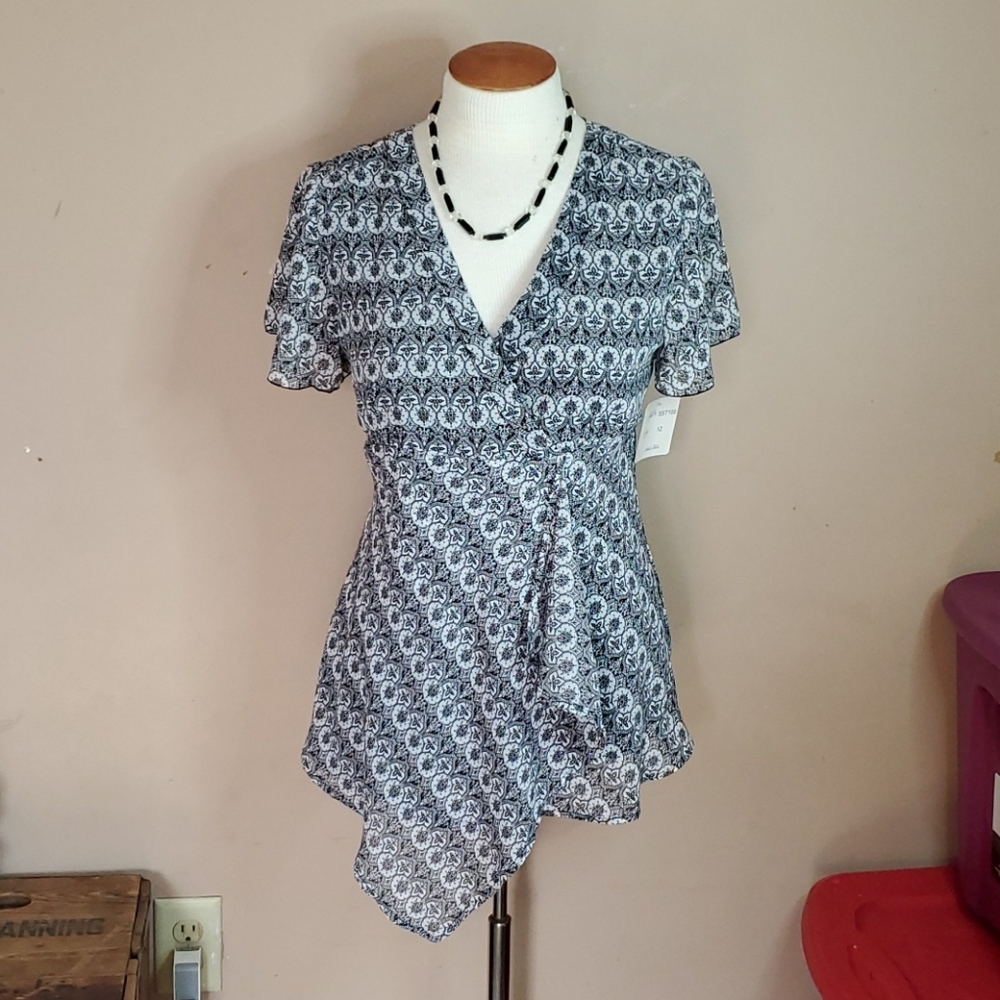 Momentum black & white polyester top size 12